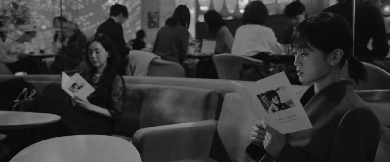 元恋人の葬儀で堂島に戻ってきたれいこ。三島監督に大阪で撮ることを勧めた故・青山真治監督の妻・とよた真帆(左)がれいこの母を演じる © bouquet garni films