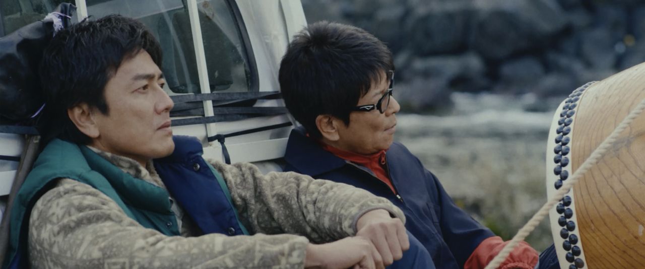 八丈島で牛飼いを生業にする誠(哀川翔、右)と弟分の龍(原田龍二) © bouquet garni films