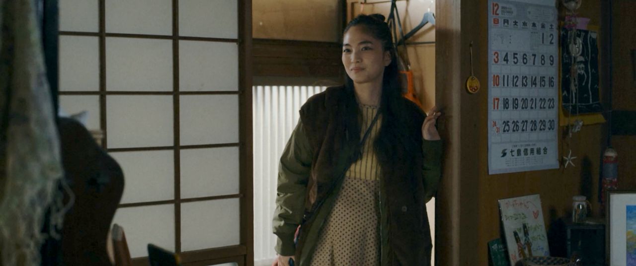 5年ぶりに帰省した誠の娘・海(松本妃代)。身重のようだが、父は何も訊くことができない © bouquet garni films