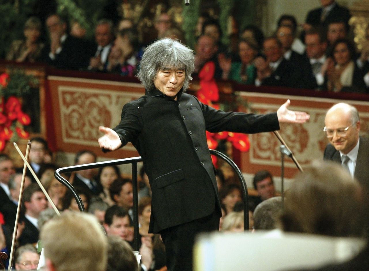 ウィーンの楽友協会で行われたニューイヤーコンサートで、ウィーン・フィルハーモニー管弦楽団を指揮する小沢征爾さん　2002年1月1日（AFP=時事）