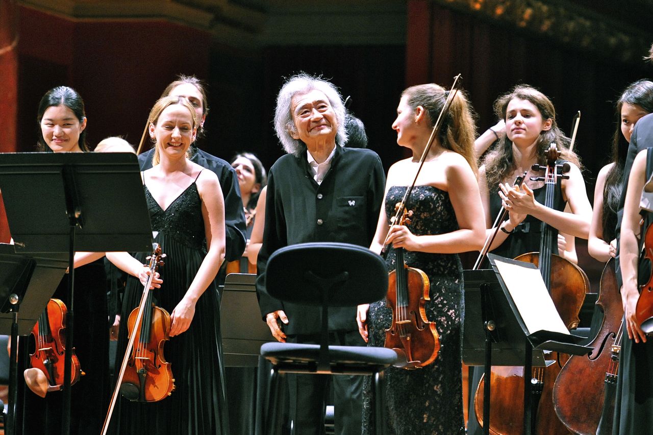 自身が創設した音楽塾「スイス国際音楽アカデミー」の若手演奏家と公演した指揮者の小澤征爾さん(中央)=2014年6月28日、スイス・ジュネーブのビクトリアホール(時事)