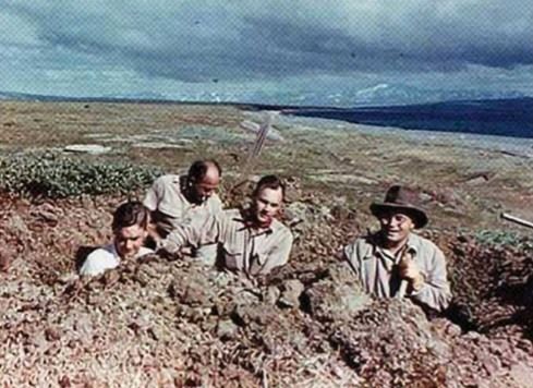 ブレヴィグ・ミッションで永久凍土の墓を掘るヨハン・ハルティン(左端)(1951年ハルティン撮影)