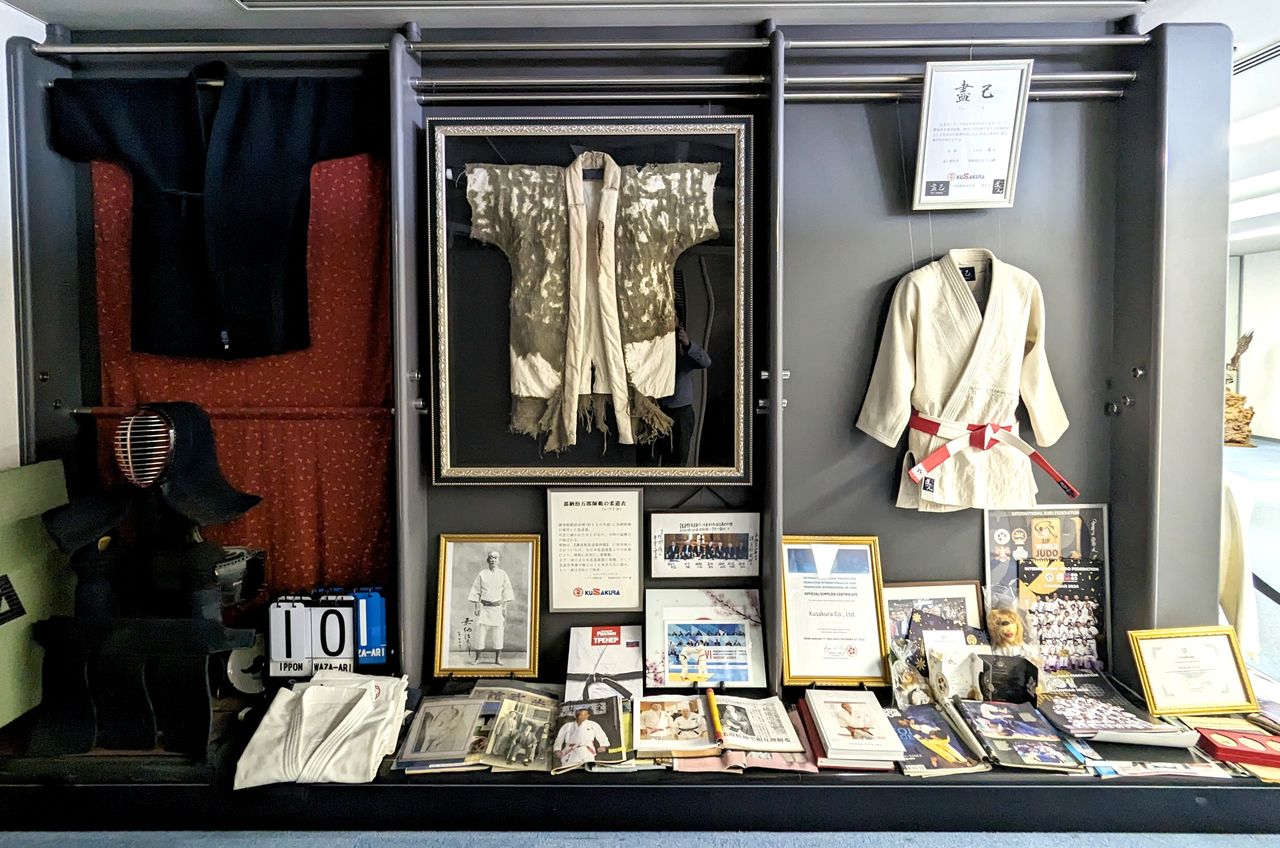 本社ロビーには九櫻の製品とともに、講道館柔道の祖・嘉納治五郎が着用した柔道衣が展示されている 写真:熊崎敬