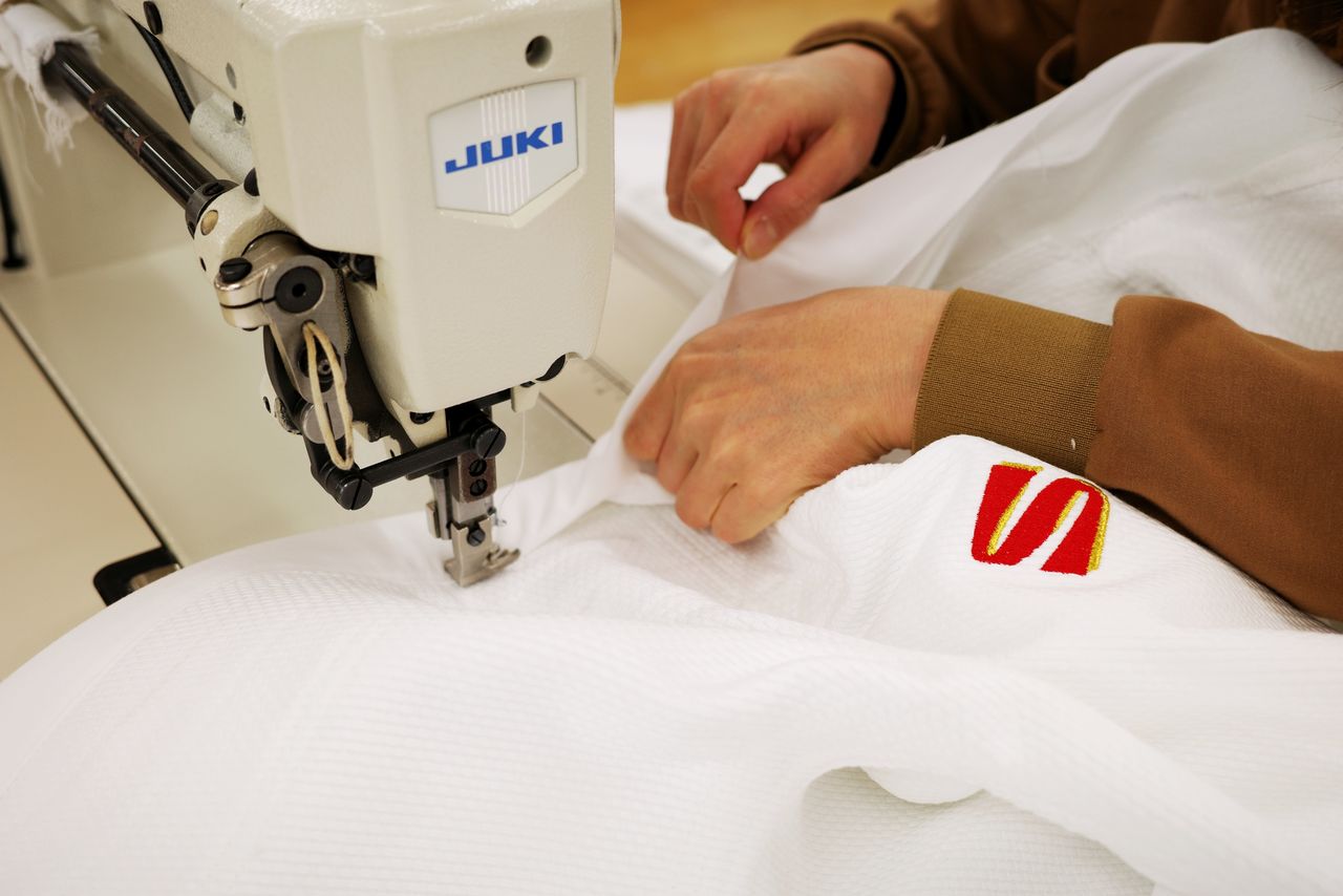 柔道衣は職人の手で一着一着、丁寧に仕上げられる 写真:熊崎敬