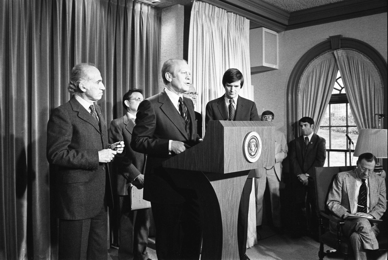 1976年3月24日、ワシントンDCのホワイトハウス記者会見室で、全国的なインフル予防接種プログラムを発表するフォード大統領（Photo by Ricardo Thomas/Gerald R Ford LIbrary/PhotoQuest/Getty Images）