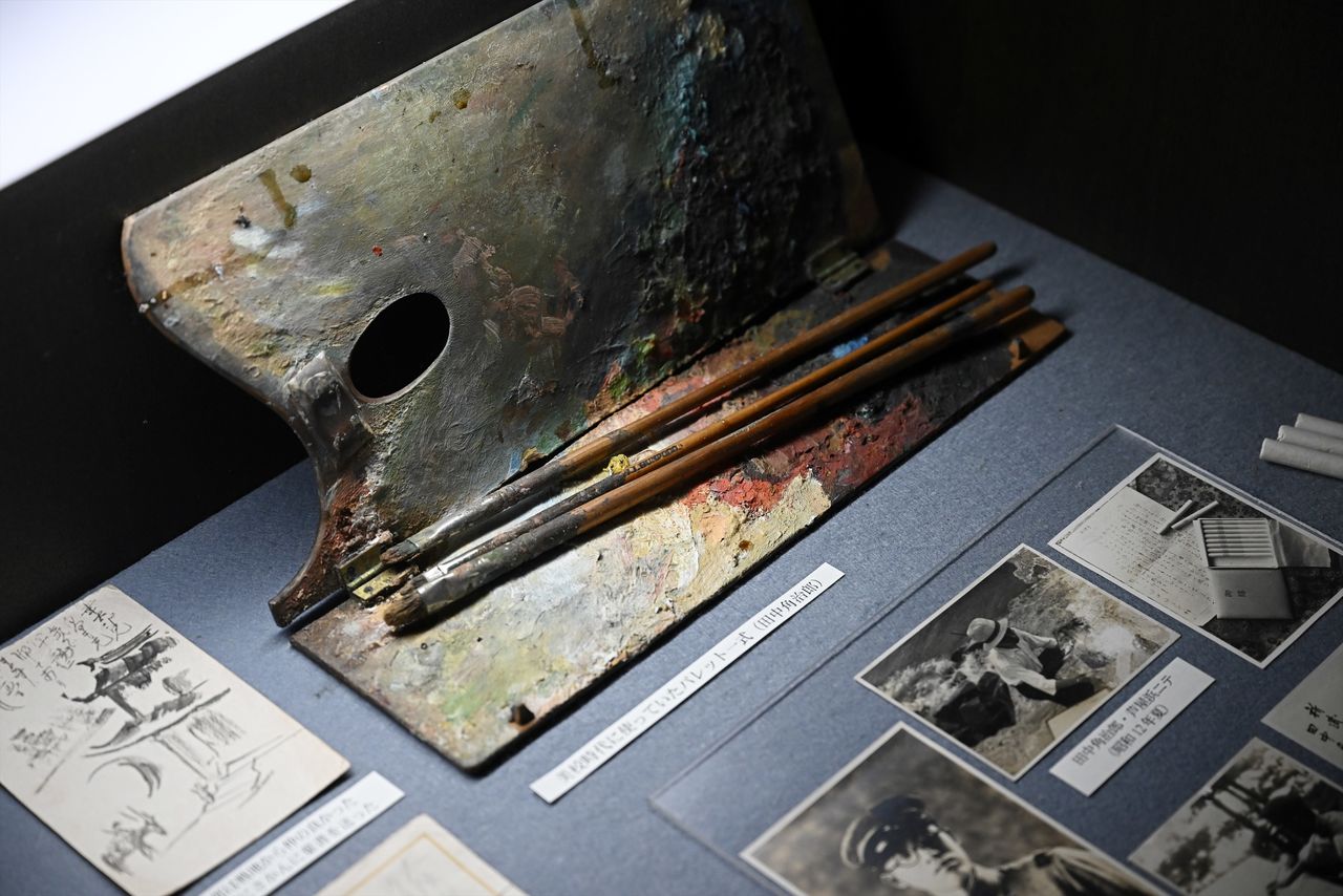 戦地からの手紙やスケッチなど遺品も多数展示。幾層にも絵の具が重なるパレットが、画学生の無念を今に伝える