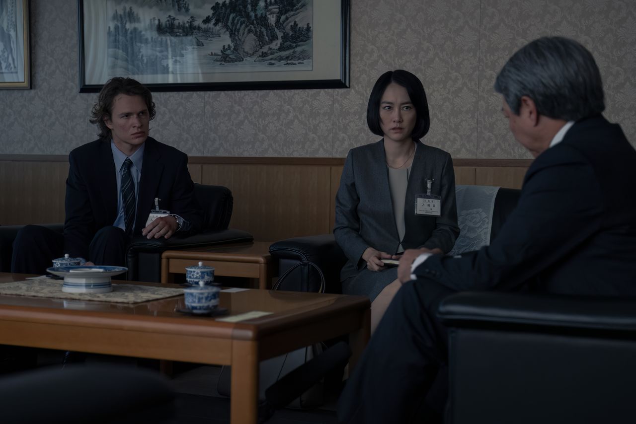 ジェイクの上司である女性記者・詠美(菊地凛子・中央) Photo: James Lisle/WOWOW