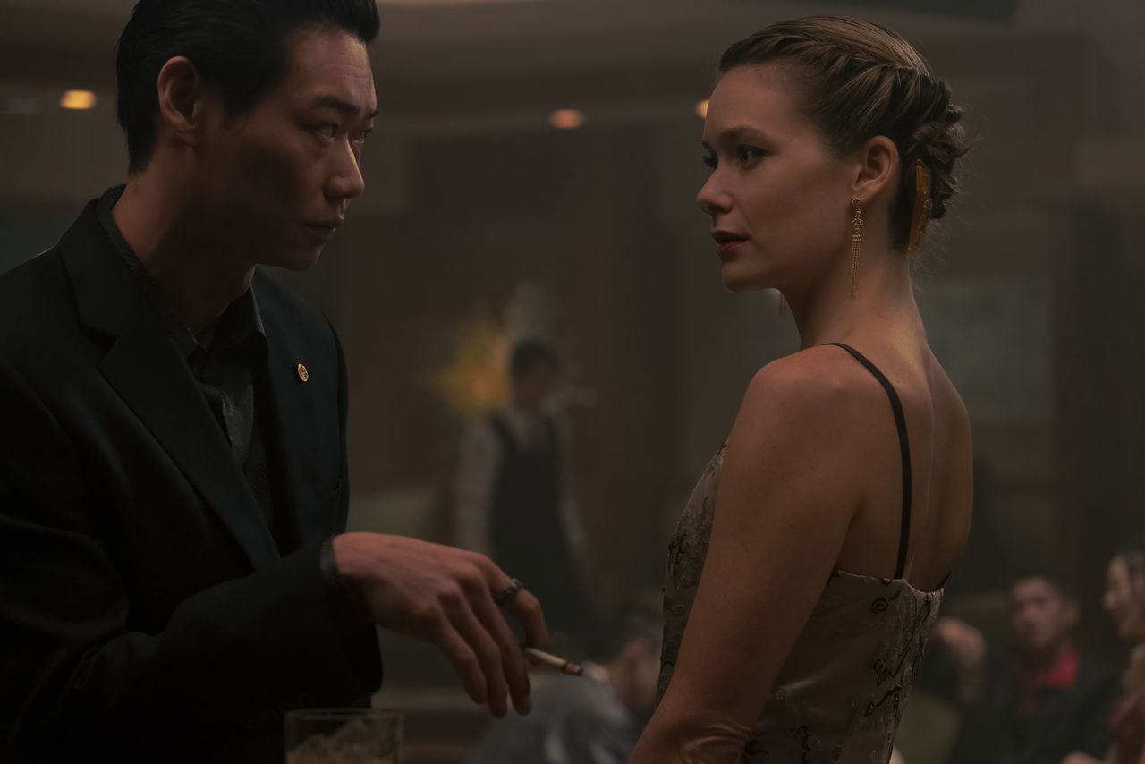 ヤクザの佐藤(笠松将)とホステスのサマンサ(レイチェル・ケラー)。前シーズンに続いて登場する Photo: James Lisle/WOWOW