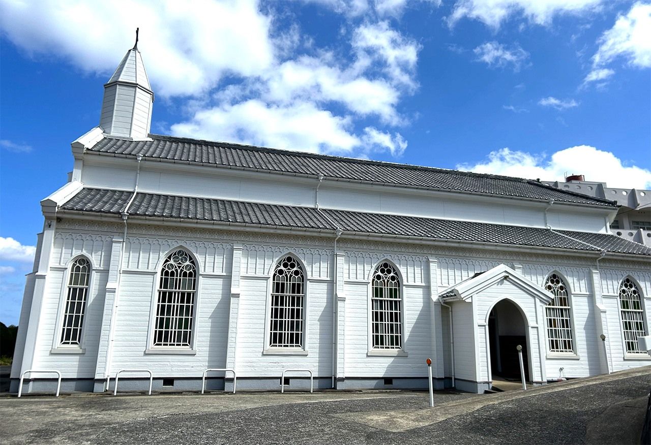 木造教会としては国内最大規模の水ノ浦教会。近くには、同じく与助が設計・施工を手掛けた楠原教会もある 写真=天野久樹