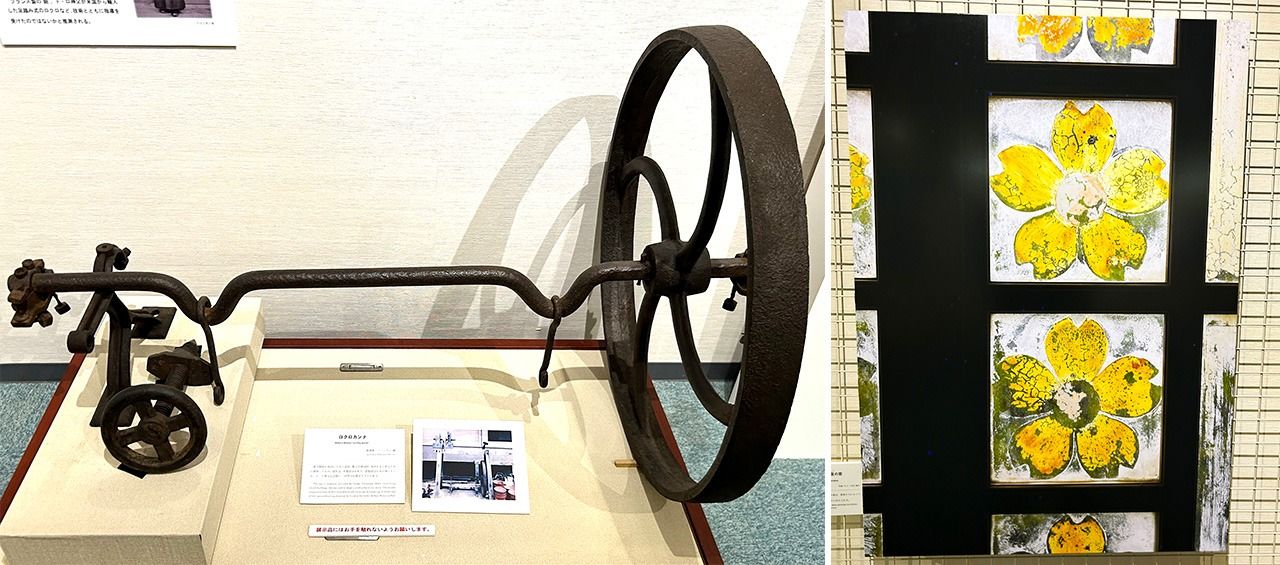 (左)与助愛用の大工道具。教会堂建設時、木材を丸く削るために使用した(右)信者らが手描きした江上天主堂の窓のガラス絵 写真=天野久樹