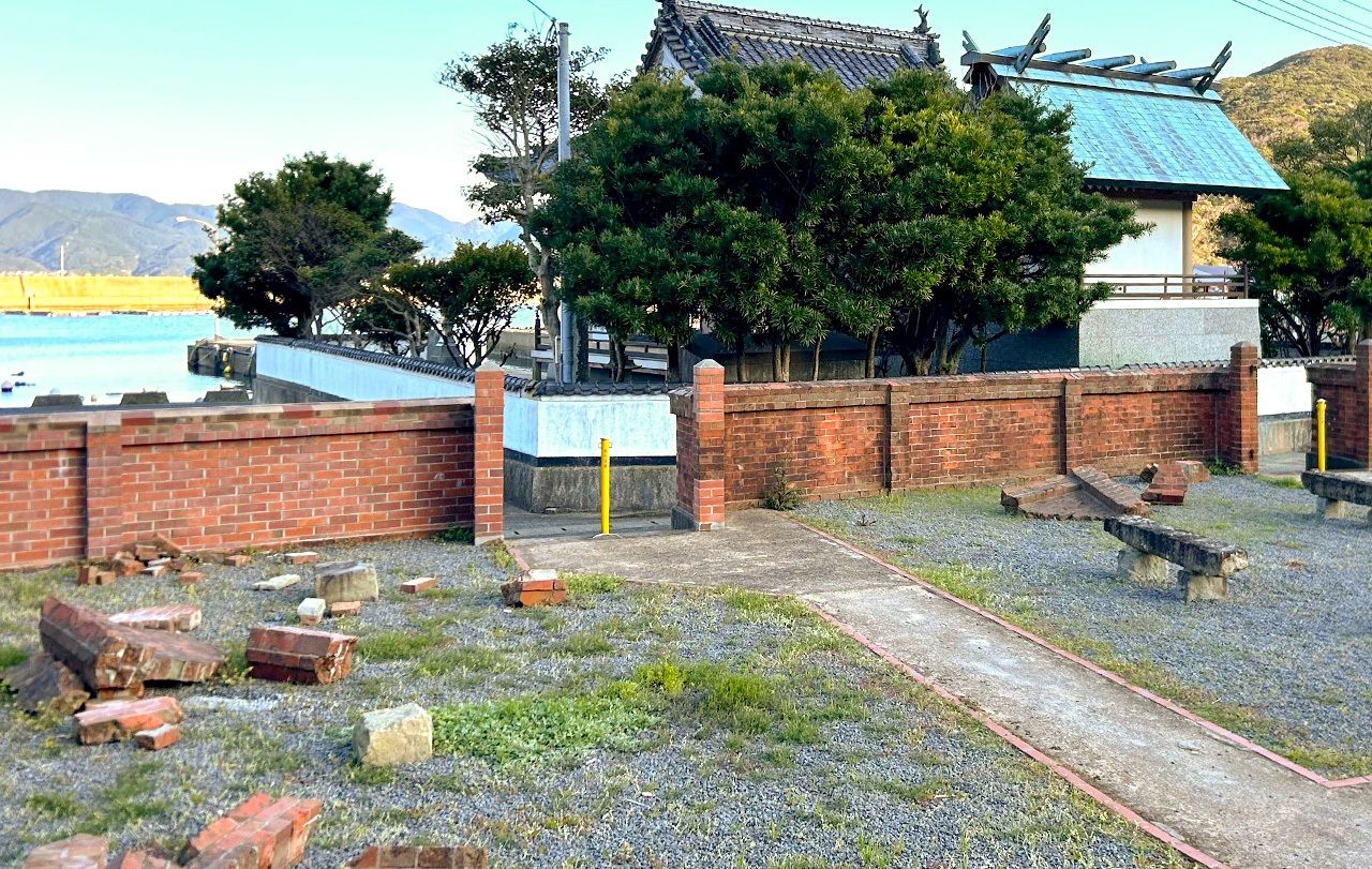 丸尾漁港近くにある鉄川与助の居宅跡。海岸が埋め立てられる前は、家のすぐ前は砂浜で、船で建築現場を巡ったという 写真=天野久樹