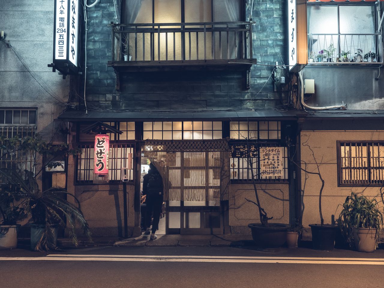 『みますや』の夜の営業は17時から22時まで。平日でも開店後ほどなく行列ができる 写真:松園多聞