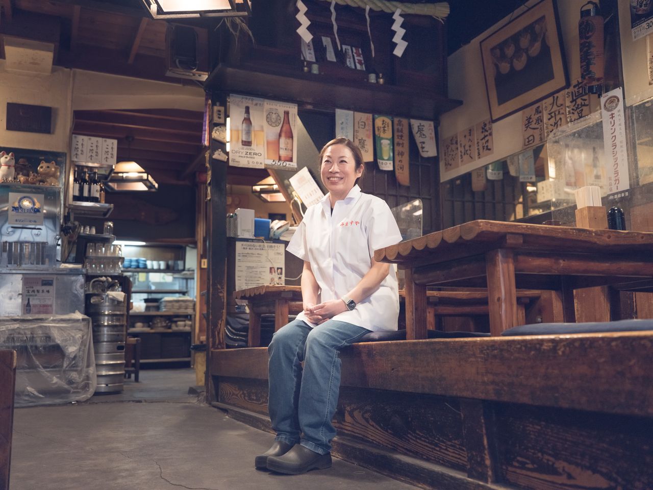4代目として店を切り盛りする岡田かおりさん 写真:松園多聞