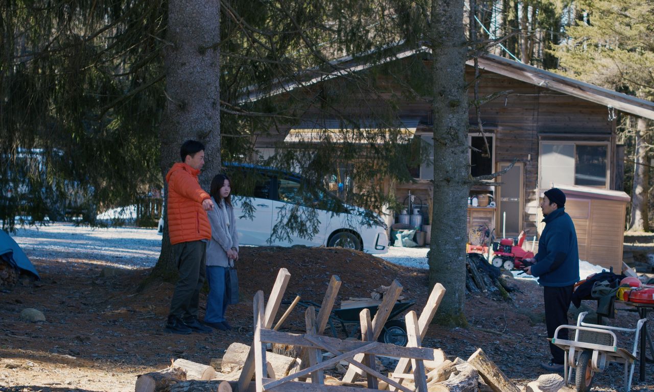 芸能事務所の社員2人と巧の関係は少しずつ変化してゆく ©2023 NEOPA / Fictive