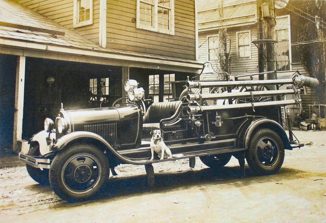 「乗車!」と声を掛けると、消防車のステップに飛び乗り、「下車!」の号令で、すぐ降りてきたというエピソードも 写真提供=小樽市消防本部