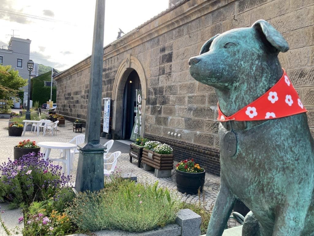 市民から贈られた花柄のスカーフを巻いたぶん公 写真=吉田理恵子