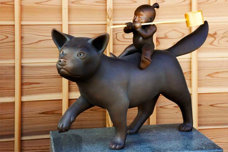 「伊勢せきや 本店」前にある「柄杓童子」像(伊勢せきや公式ホームページより)