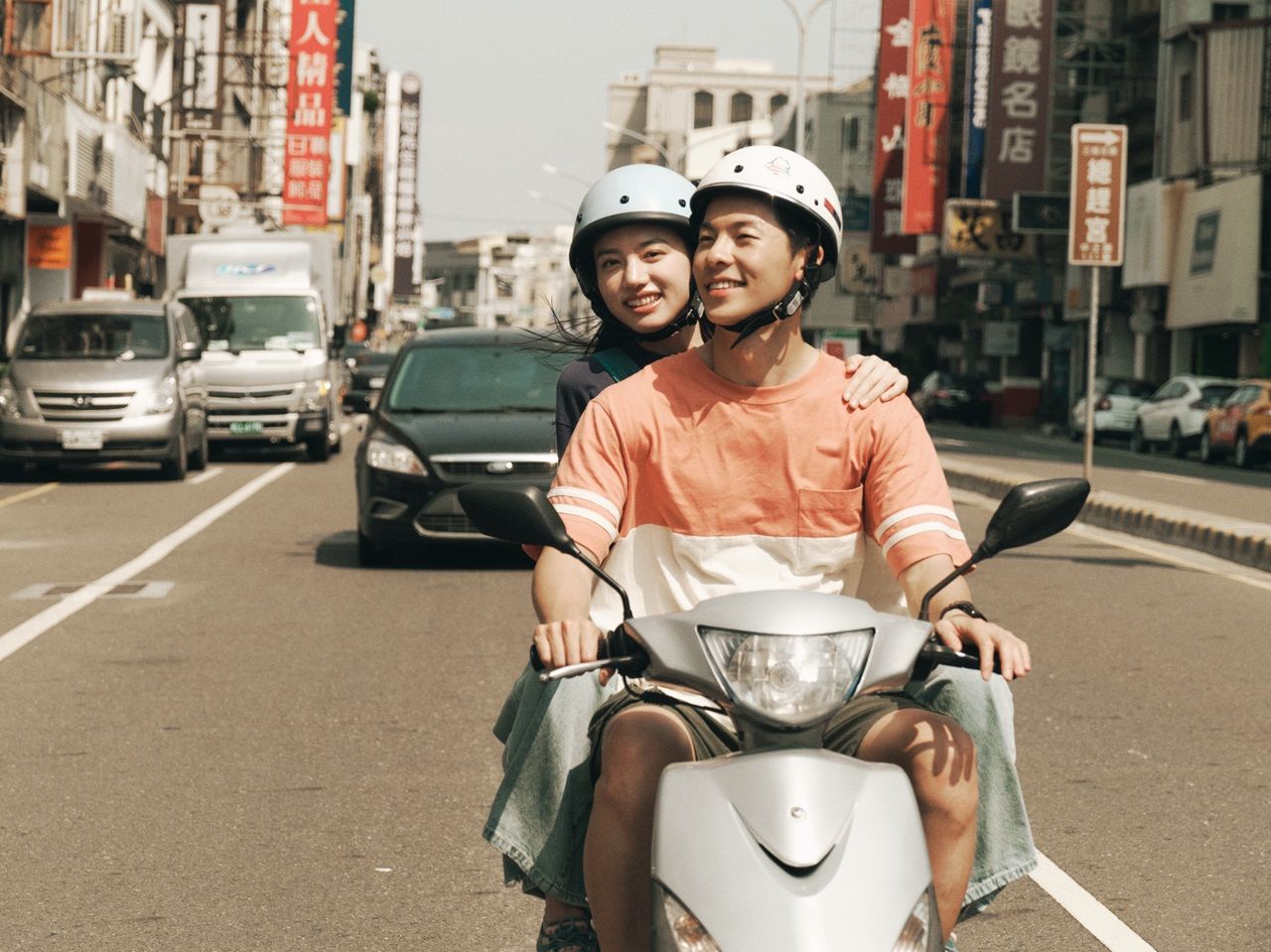 Jimmy, 18 ans, se promène en ville avec Ami sur son vélo ©2024 « Seishun 18×2 » Film Partners