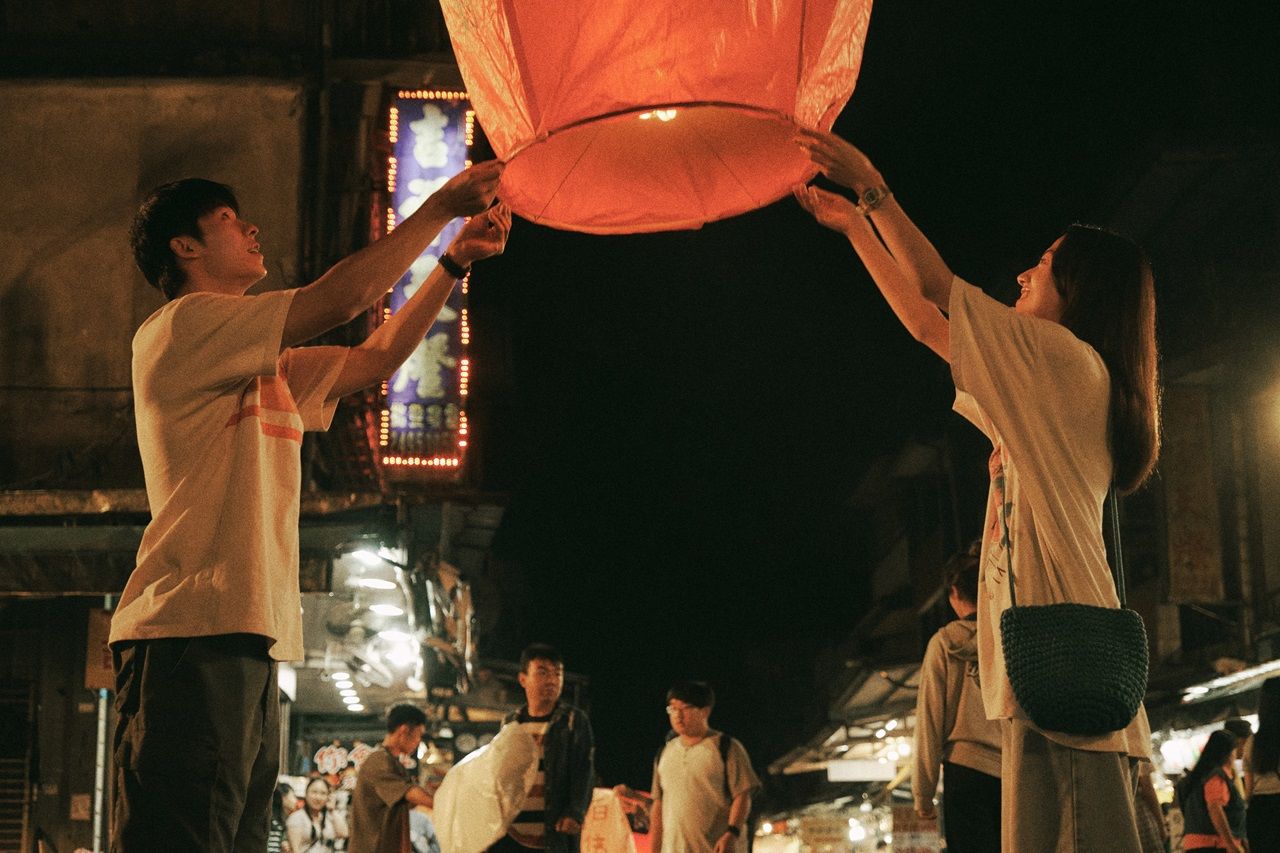 La scène de la lanterne dont Shu et Kiyohara conviennent qu'elle est leur scène préférée ©2024 « Seishun 18×2 » Film Partners
