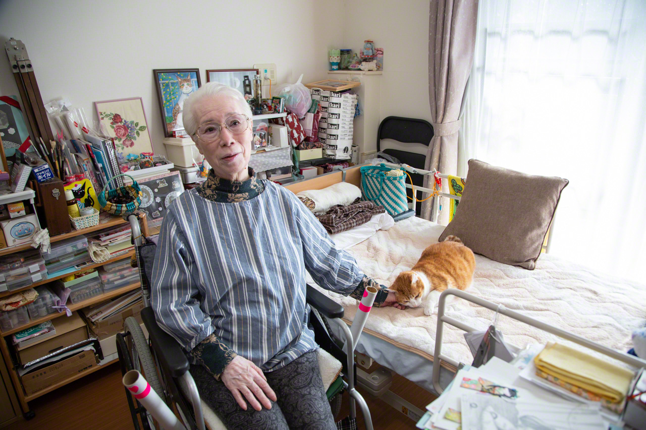 澤田さん（79歳）は、一緒に入所した愛猫が3年前に亡くなり、今は保護猫ゆりっこちゃんが憩いにやってくる。澤田さんはセンス抜群。自作の鉛筆画やアクセサリーで部屋が飾られている
