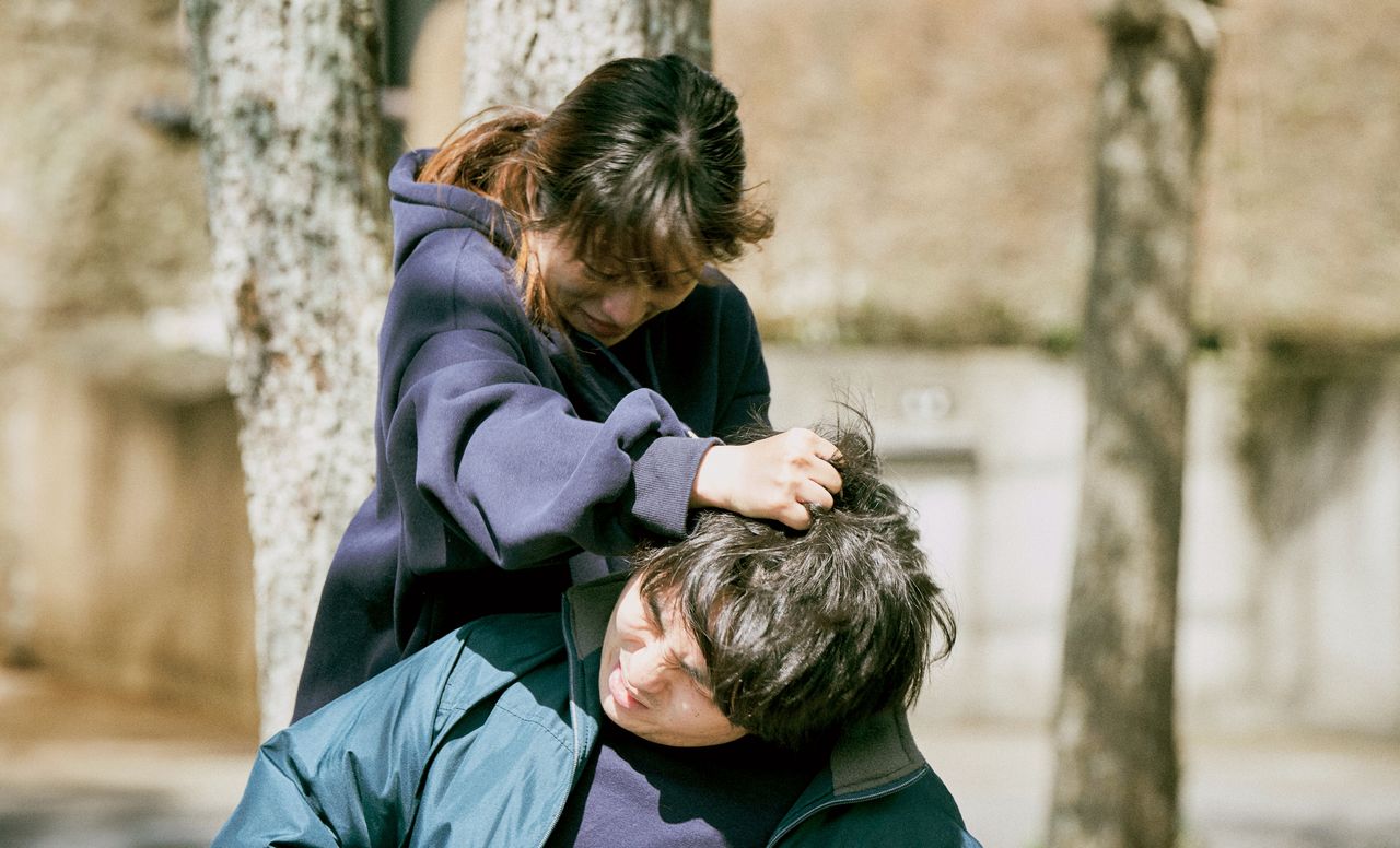 沙織里は弟・圭吾(森優作)への怒りを抑えられず、砂田の前でも暴力を振るう ©2024「missing」Film Partners