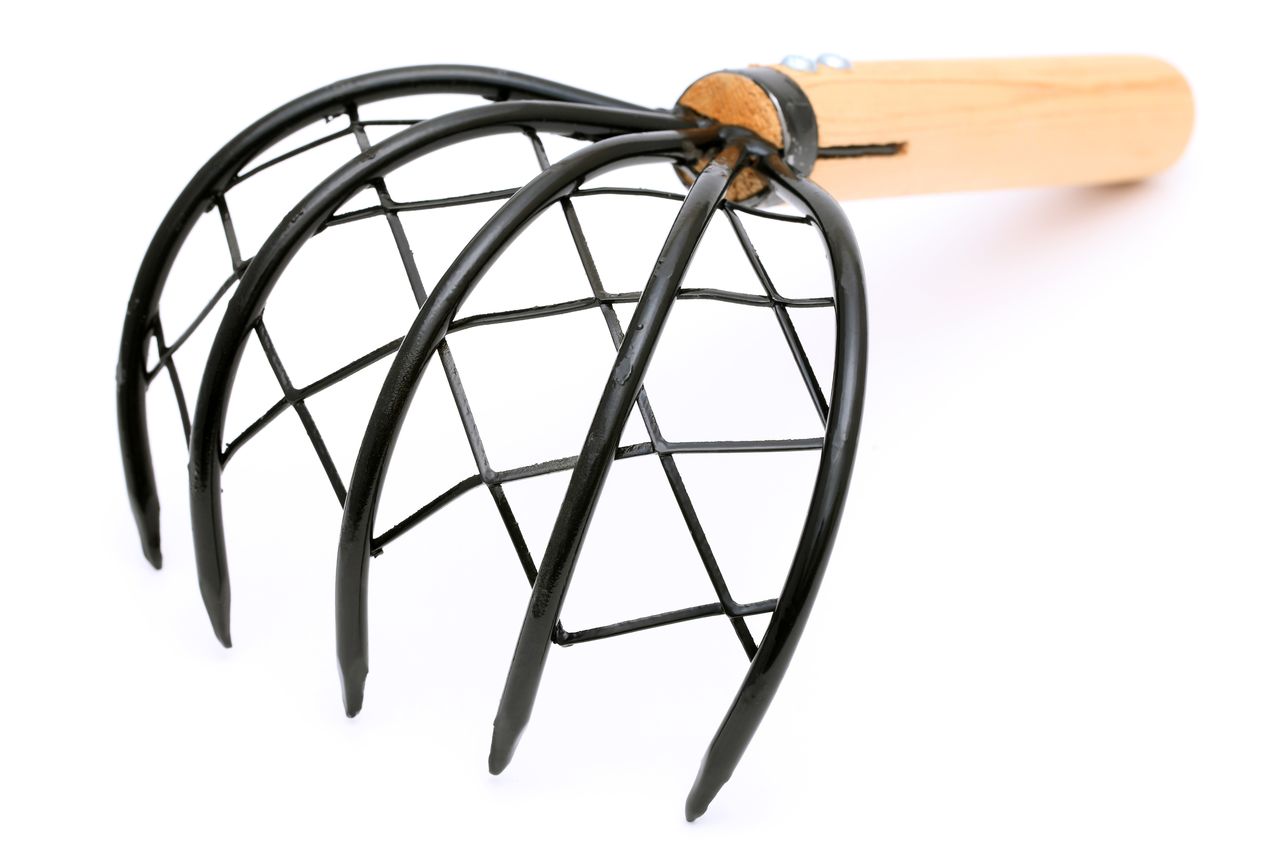 ホームセンターやWEB通販で購入できるが、多くの海岸で使用が禁止されている「忍者くまで」 写真:PIXTA