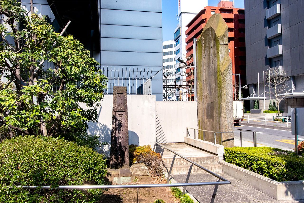 四谷大木戸碑は四谷4丁目の交差点に立つ(PIXTA)