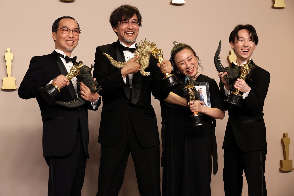 米アカデミー賞受賞後の「白組」チーム。左から高橋正紀(3DCGディレクター)、山崎貴監督、渋谷紀世子(VFXディレクター)、野島達司(エフェクトアーティスト / コンポジター)=2024年3月、米ロサンゼルス=WireImage/ゲッティ/共同通信イメージズ