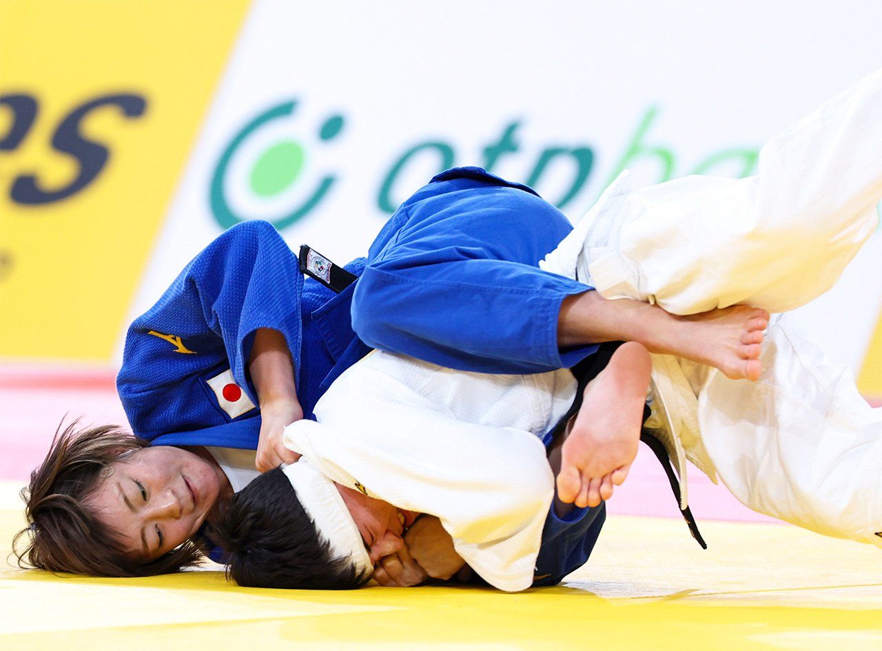 グランドスラム東京2023の女子48キロ級決勝で、スペインの選手を得意の寝技で攻略する角田=2023年12月3日、東京体育館(時事)