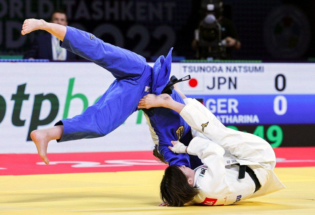 2022年の世界柔道女子48キロ級決勝で、ともえ投げを放つ角田=2022年10月6日、ウズベキスタン・タシケント(共同)