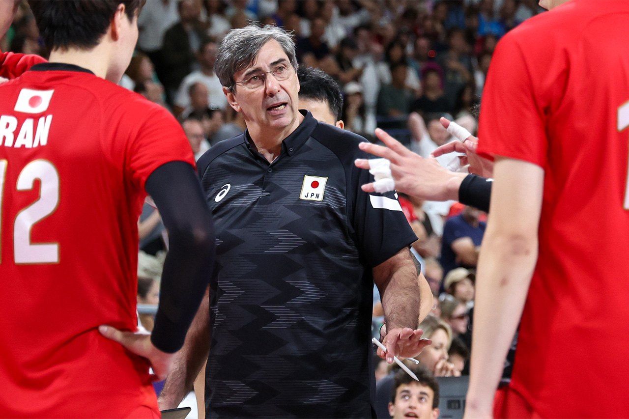 バレーボール男子:惜しくも敗戦となった準々決勝イタリア戦で選手に指示を送るブラン監督=2024年8月5日、フランス・パリ(時事)