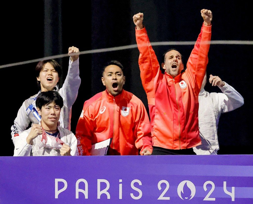 フェンシング男子:フルーレ団体決勝でガッツポーズするルペシューコーチ(左から4人目)。左隣は青木雄介監督=2024年8月5日、フランス・パリ(共同)