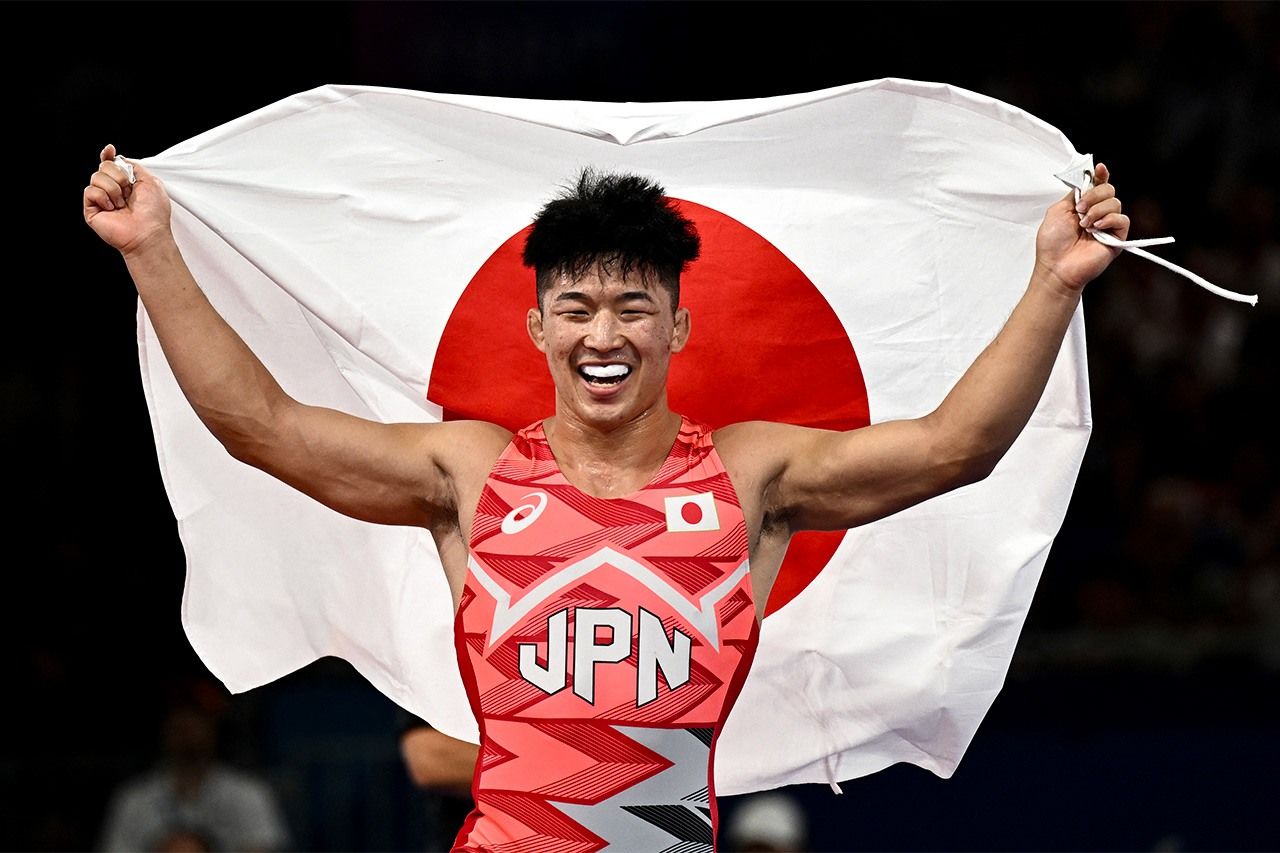 レスリング男子:グレコローマンスタイル77キロ級で金メダルを獲得した日下尚(くさか・なお)。日本のレスリング史上、最重量級のメダリストとなった=2024年8月7日、フランス・パリ(時事)