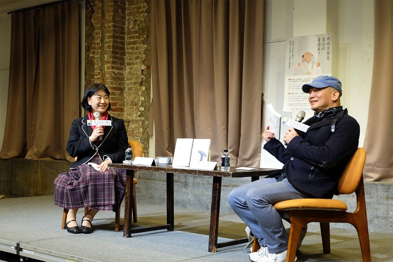 台北華山文創園区にて前・人間副刊編集長の楊澤氏と対談(2018年、 大田出版社提供)