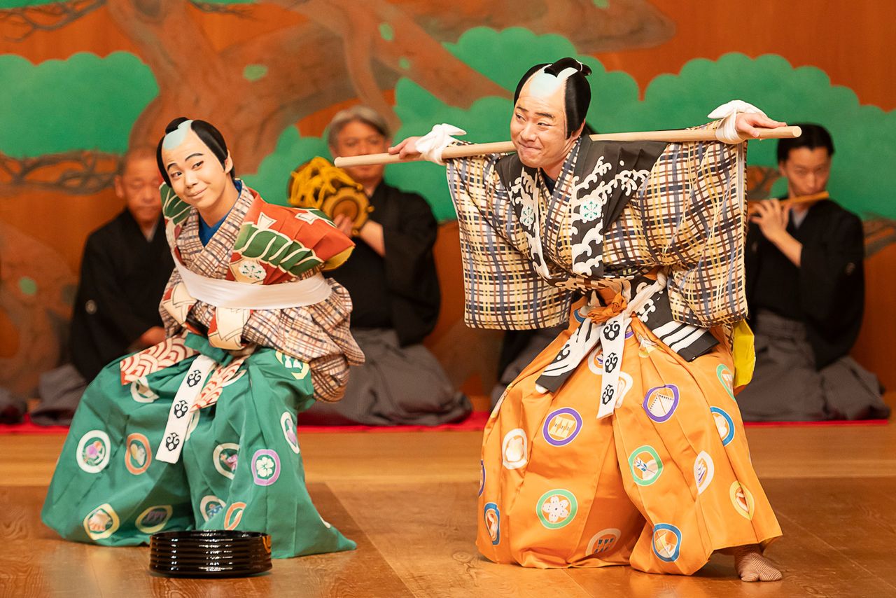 共演の左近(左)の祖父・初世尾上辰之助が演じた次郎冠者を目指し、左近の父・尾上松緑さんから指導を受けた