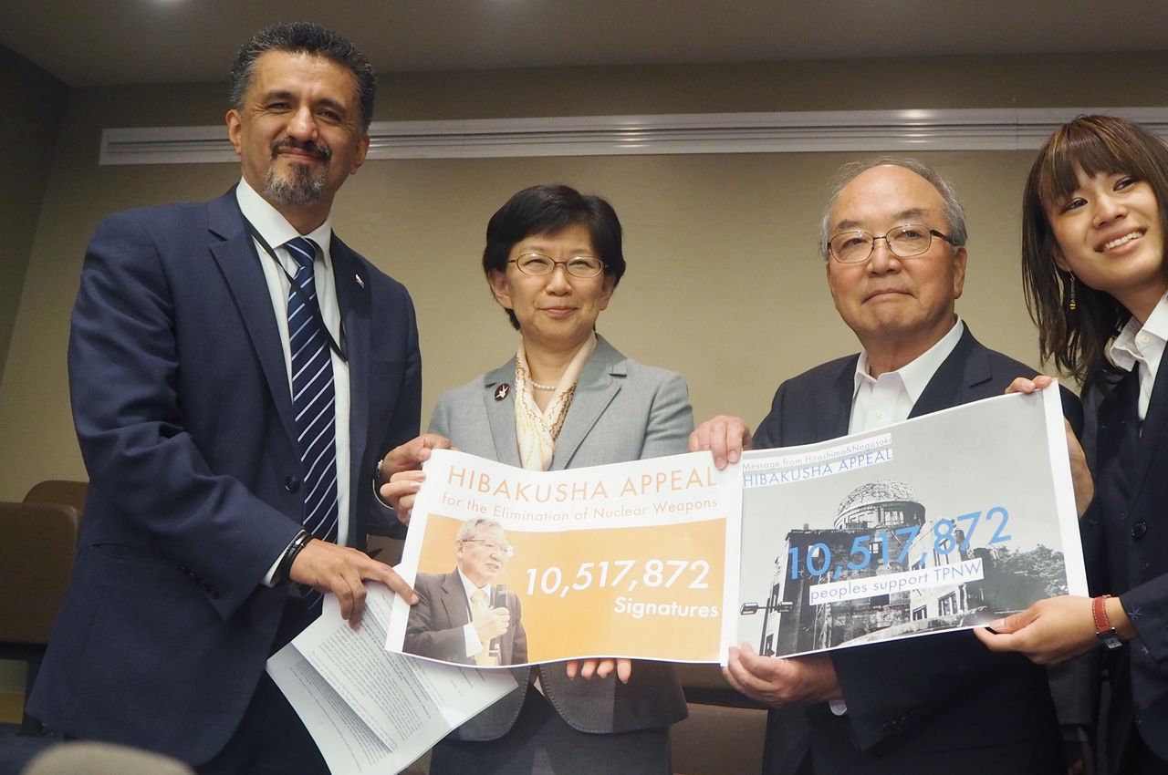 左からヨレンティ・ボリビア国連大使と中満泉国連軍縮担当上級代表、藤森俊希さん(時事)