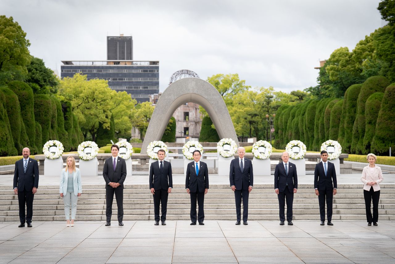 G7首脳は平和記念資料館を視察後、原爆死没者慰霊碑に献花した(Photo by Stefan Rousseau - WPA Pool/Getty Images)