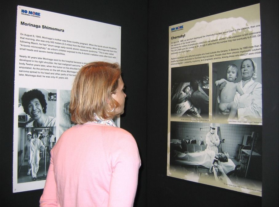 2005年、国連本部での原爆展のパネルに見入る女性(共同イメージズ)