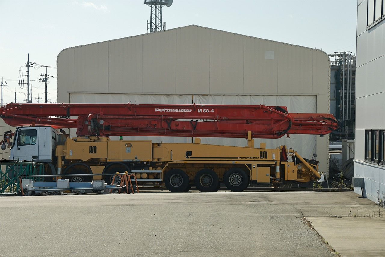 事故直後に原子炉建屋内の使用済み燃料プールの冷却で活躍した車両。長いアームを生かして建屋上部から放水し、「キリン」の愛称で呼ばれた=2024年10月21日、東京電力福島第1原発(土師野幸徳撮影)