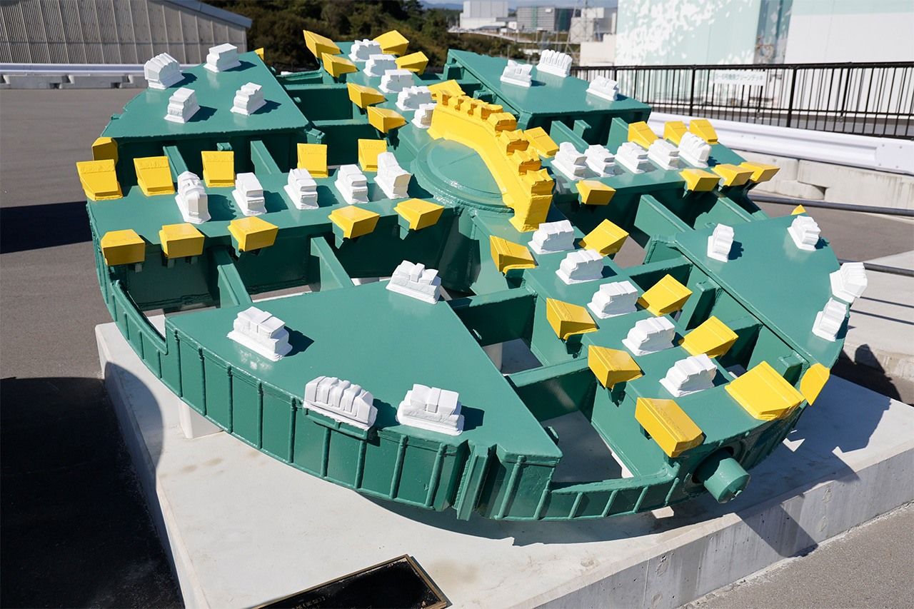 処理水を海洋放出するための海底トンネルの掘削に使われた「シールドマシン」の一部=2024年10月21日、東京電力福島第1原発(土師野幸徳撮影)