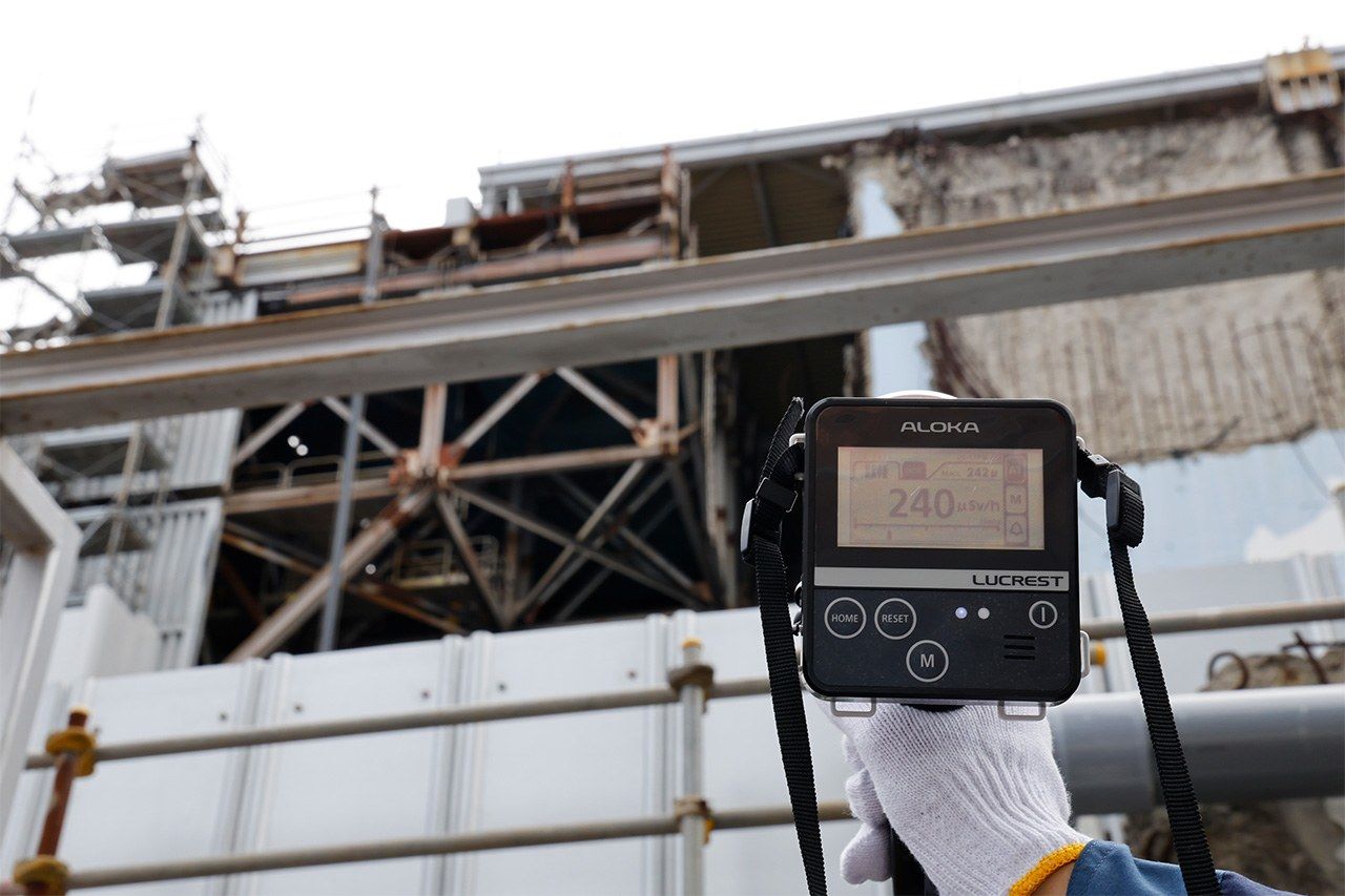 2号機と3号機の間では高い放射線量となった。空間線量計は毎時240マイクロシーベルトを示している=2024年10月21日、東京電力福島第1原発(土師野幸徳撮影)