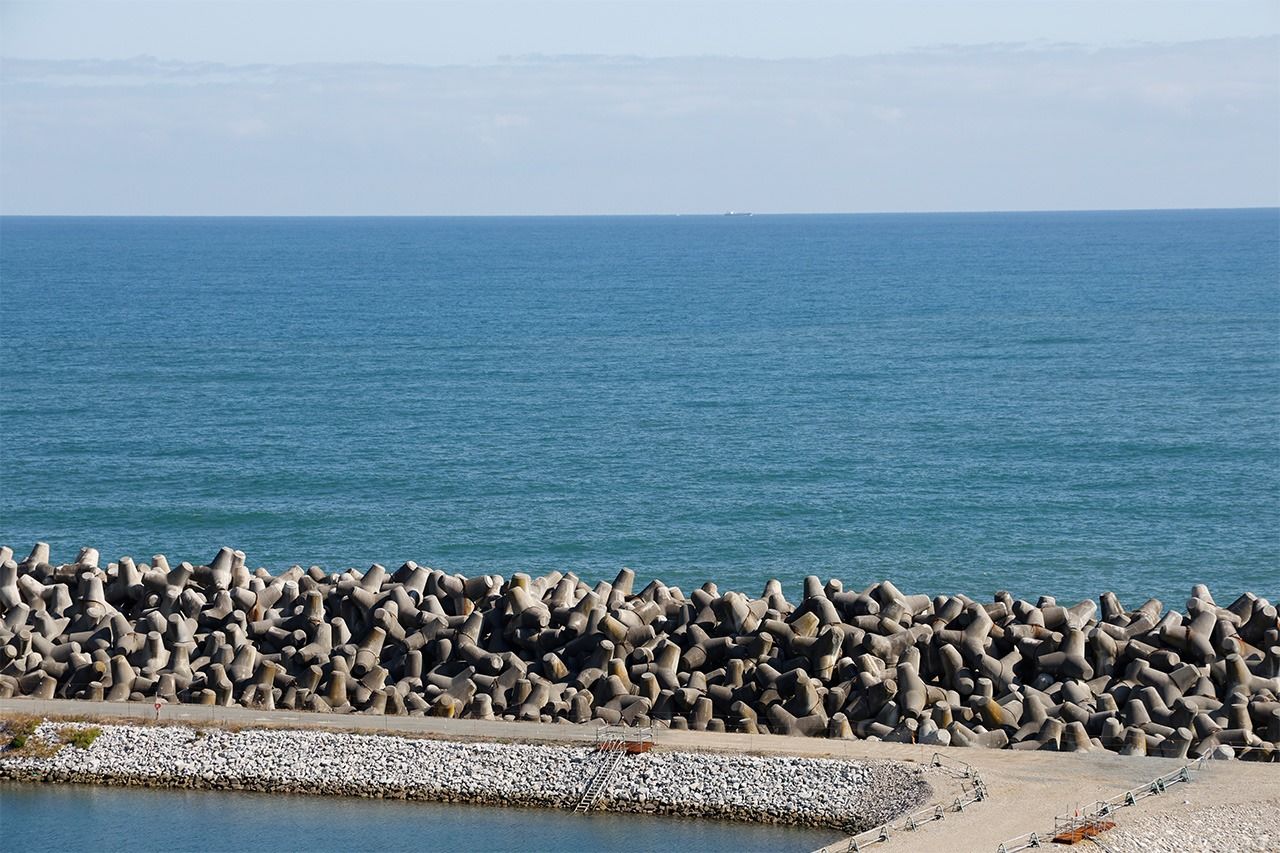 福島第1原発敷地内から太平洋を望む。沖合約1キロ(写真中央あたり)の海中に処理水の放水口が設置されている=2024年10月21日(土師野幸徳撮影)