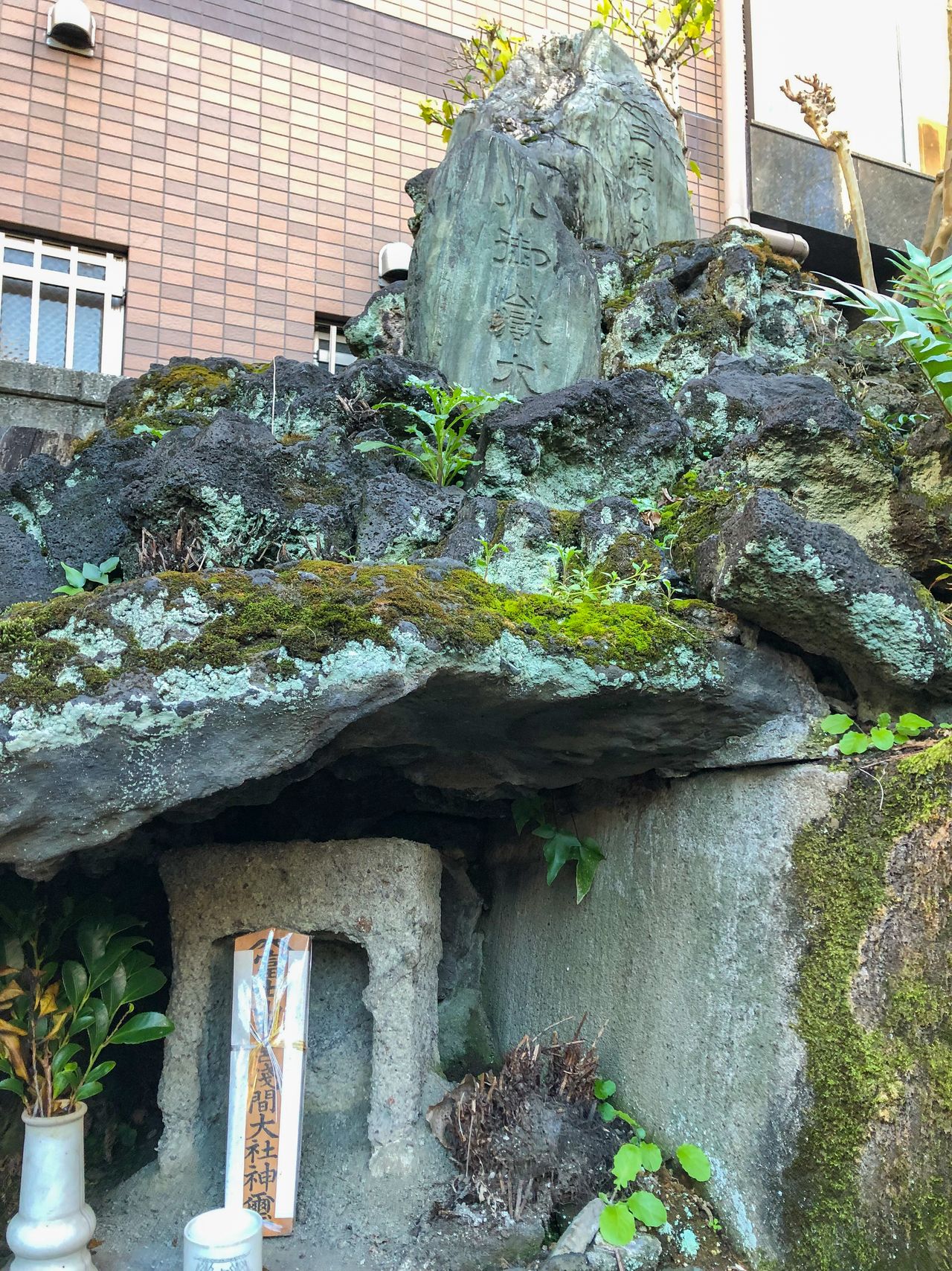 柳森神社の富士塚は千代田区の指定文化財(PIXTA)