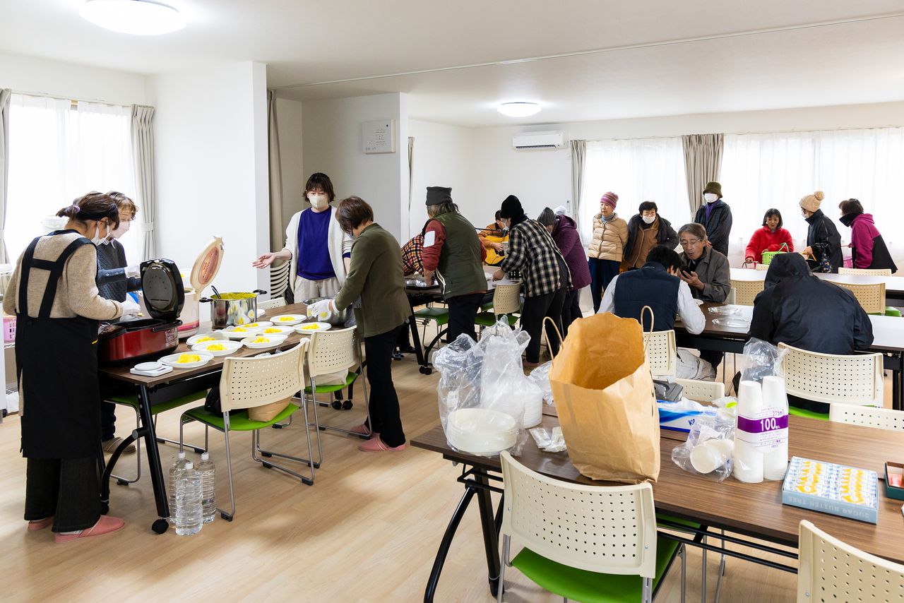 集会所でのカレーの炊き出し