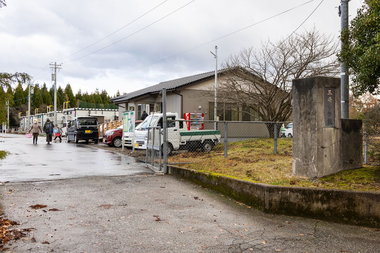 三崎中学校のグラウンドに建てられた仮設住宅。門の近くにあるのが集会所