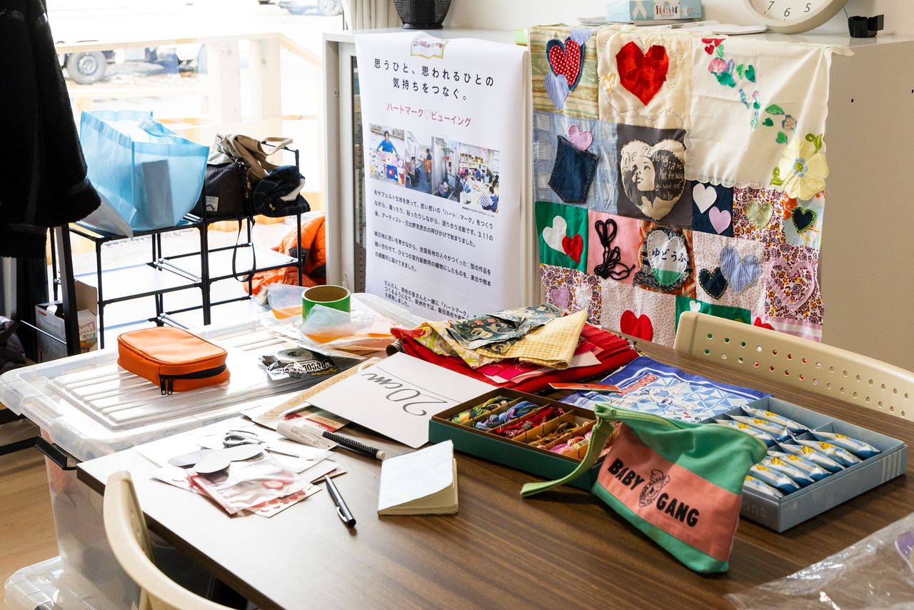 設置した手芸コーナー。左に積まれた収納ケースには、被災した元職場から救出した布地が入っている