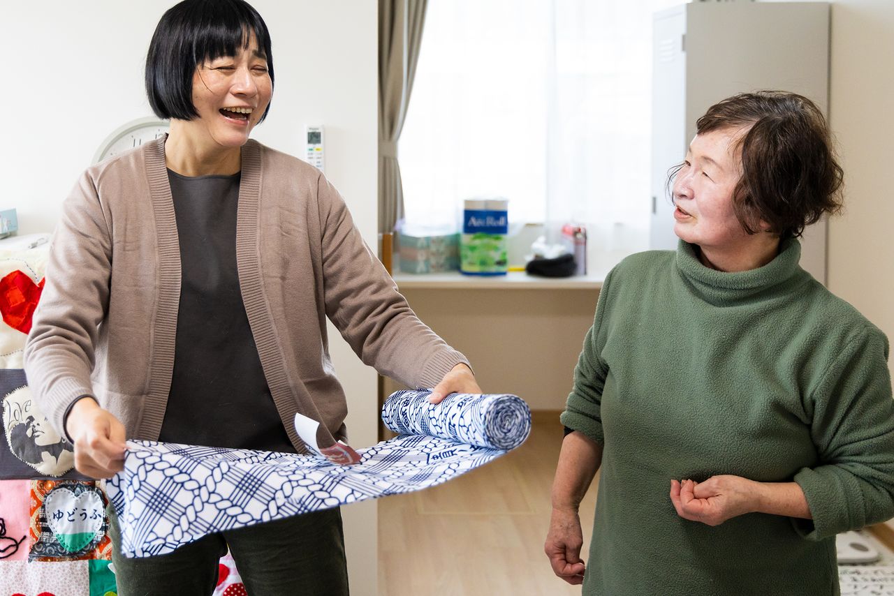 布を選びながら、思い出話に花が咲く。左が山形さん