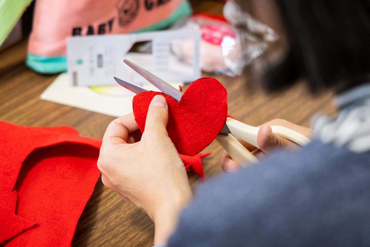 みんなの分のハートマークも作る参加者