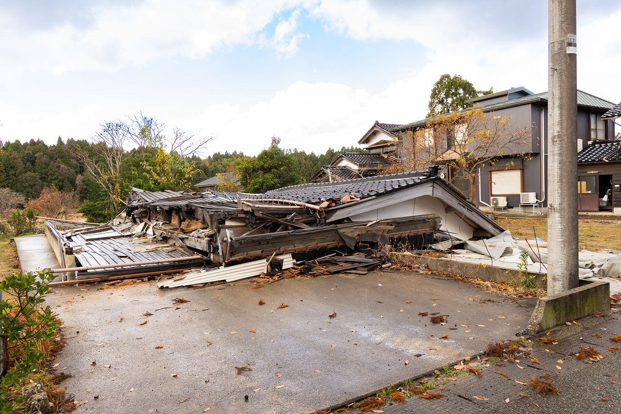 三崎中学の目の前にも、震災でつぶれた家屋がそのままの状態で残されていた