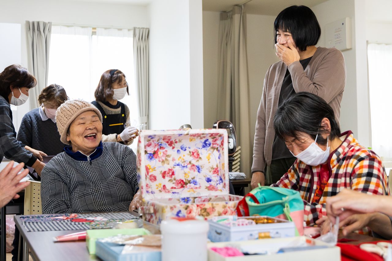 集会場ではアート制作よりも、おしゃべりがメインだった